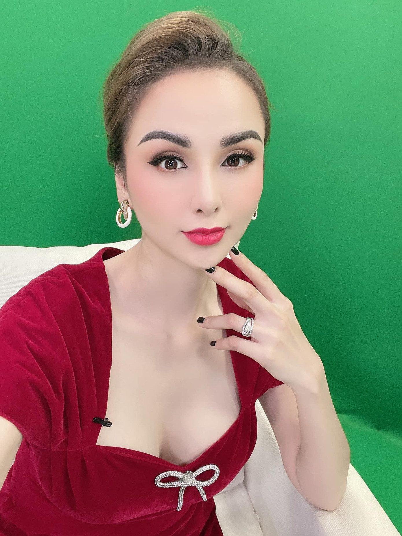 Hoa hậu Diễm Hương diện váy đỏ trễ nải vòng một gợi cảm.