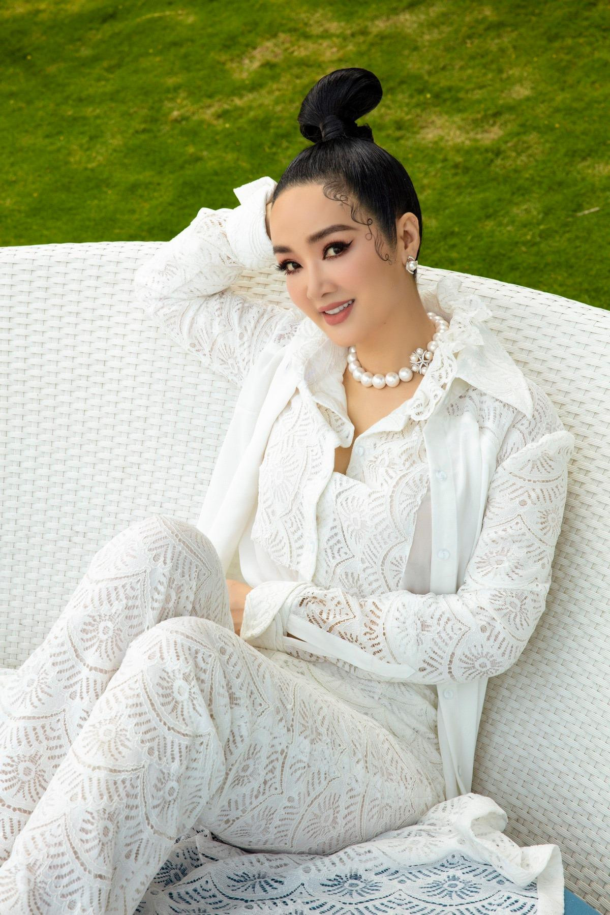 Hoa hậu Đền Hùng Giáng My trẻ trung, xinh đẹp trong bộ váy ren trắng.