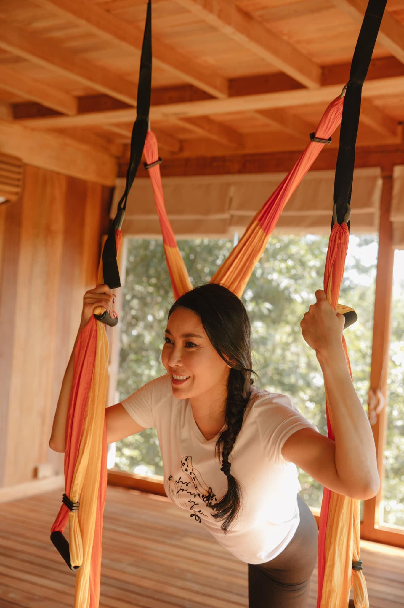 Hoa hậu Hà Kiều Anh vui vẻ rạng rỡ khi làm quen với bộ môn yoga bay.