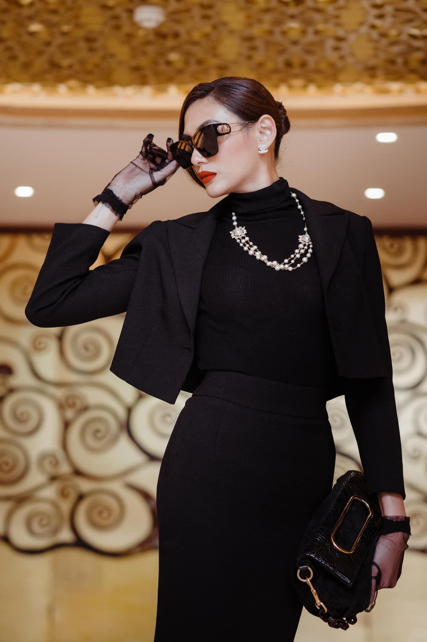 Siêu mẫu, Á hậu Võ Hoàng Yến diện cả 'cây đen' bí ẩn và quyến rũ.