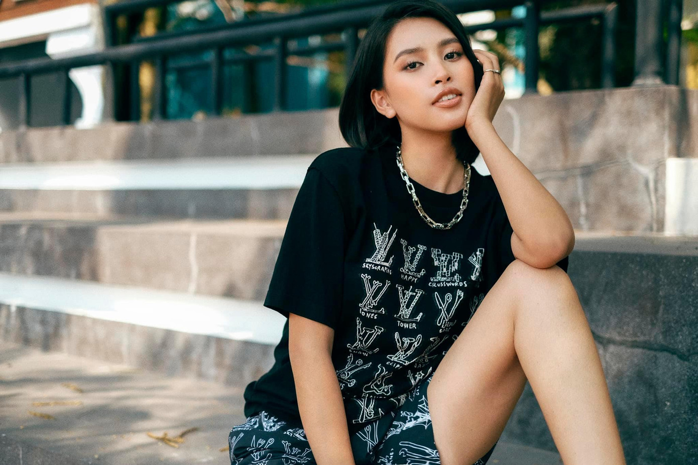 Hoa hậu Tiểu Vy cực kỳ menly trong trang phục street style phong dáng rộng rãi, thoải mái.