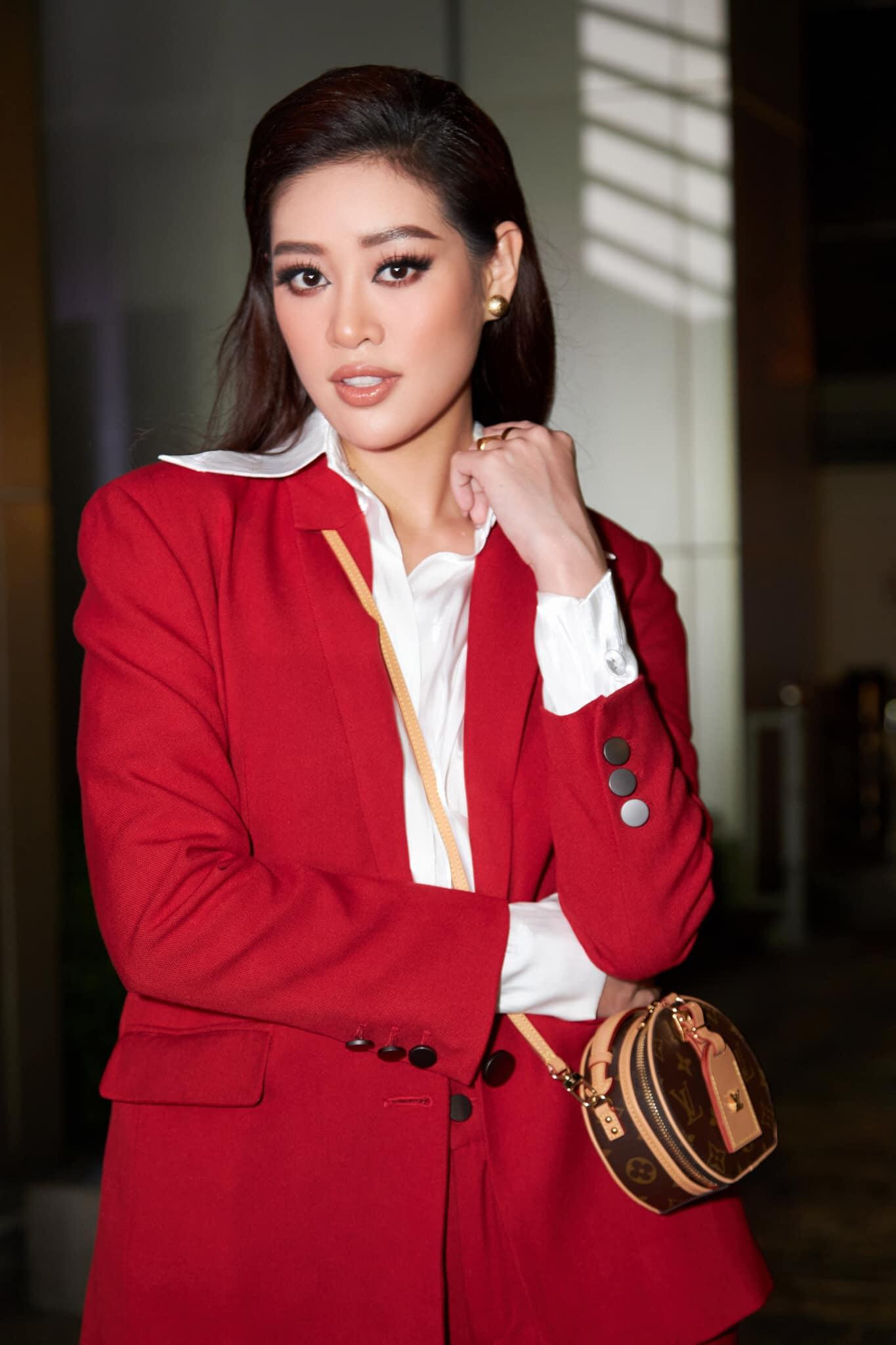 Hoa hậu Khánh Vân nổi bật với bộ vest màu đỏ rực.