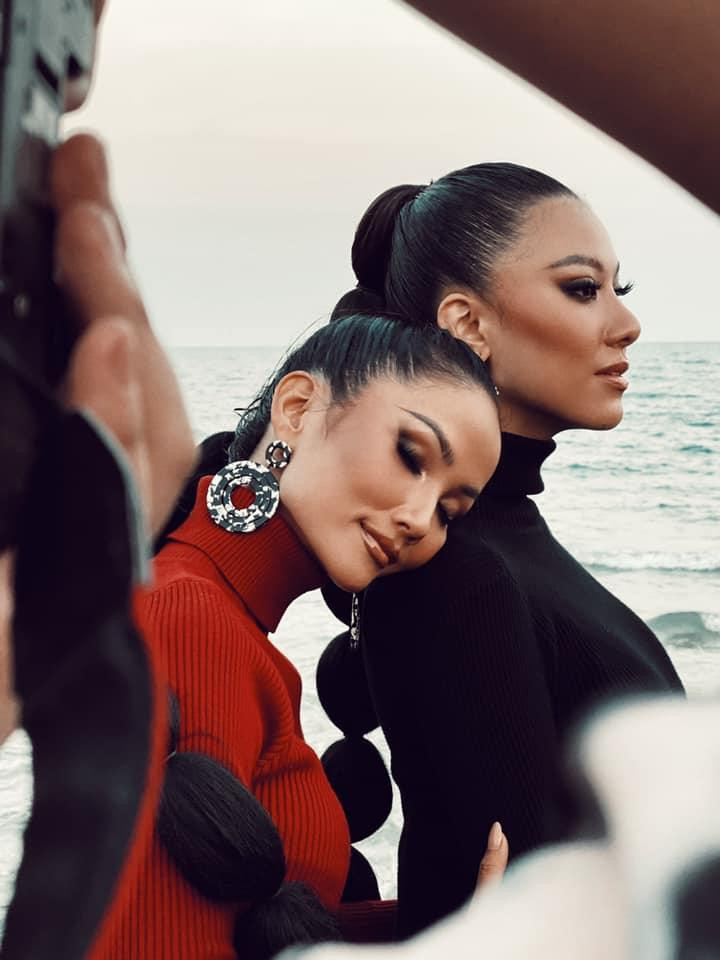 Trong hình ảnh hậu trường mới được ê-kíp hé lộ, hai nàng hậu có màn tương tác cực kỳ ấn tượng trước biển, hứa hẹn cho ra đời những bức ảnh đẹp ngây ngất.