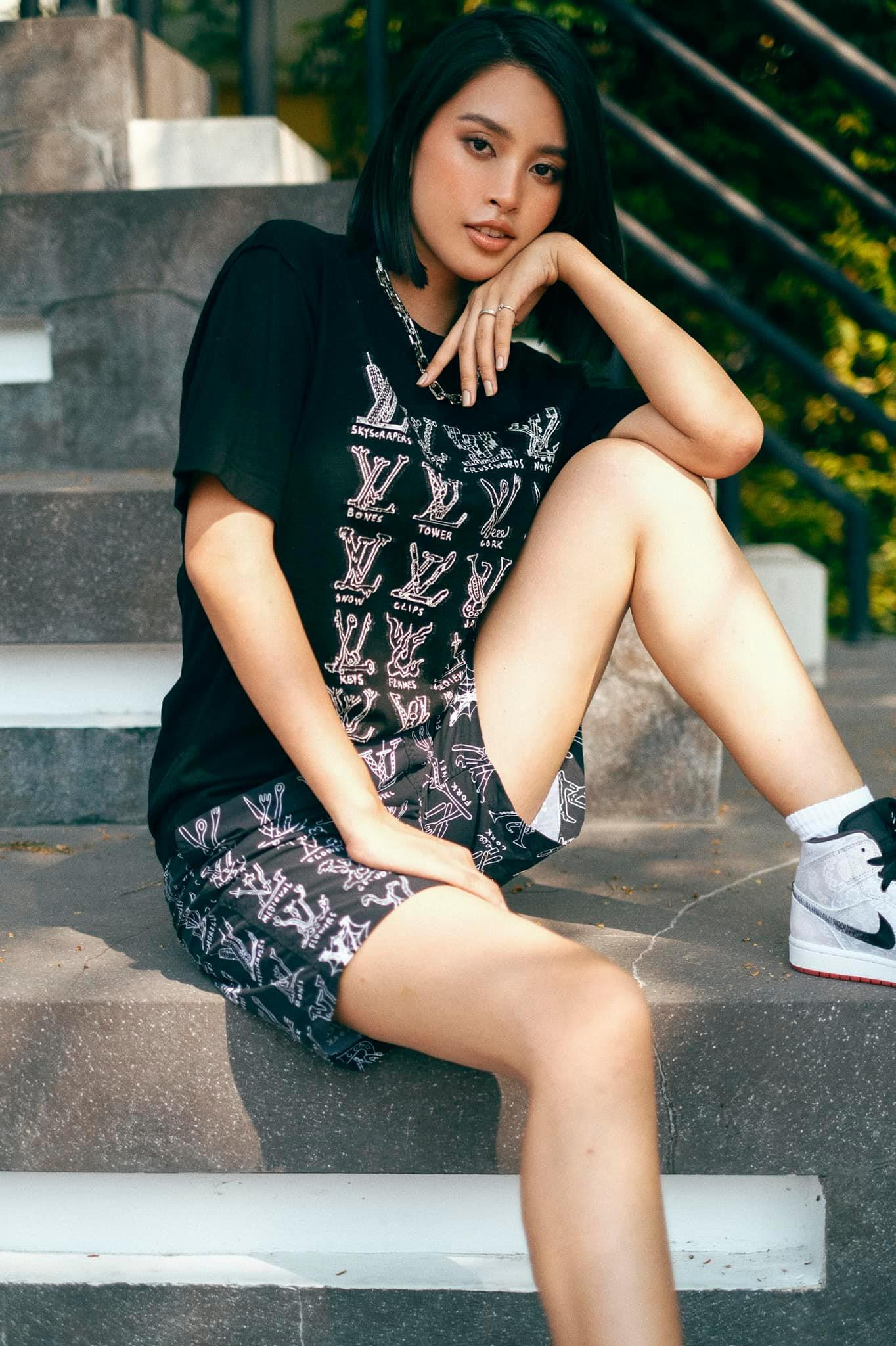 Tuy vậy nàng hậu sinh năm 2000 vẫn được khen xinh đẹp, trẻ trung.