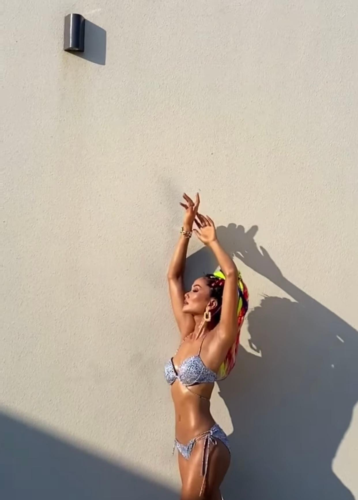 Hoa hậu H'Hen Niê khoe dáng nóng bỏng cùng làn da nâu cuốn hút trong buổi chụp hình bikini.