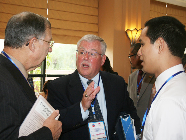 Các đại biểu quốc tế trao đổi bên lề hội thảo. Các đại biểu quốc tế trao đổi bên lề hội thảo