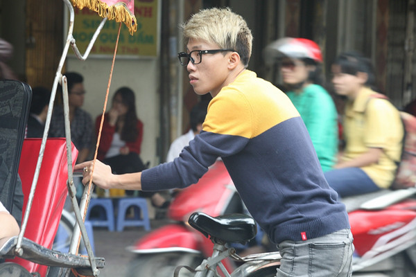  Mr.T có thân hình gầy gò nên để đạp xích lô và mời chào khách trên tuyến phố cổ của Hà Nội là thách thức không hề đơn giản