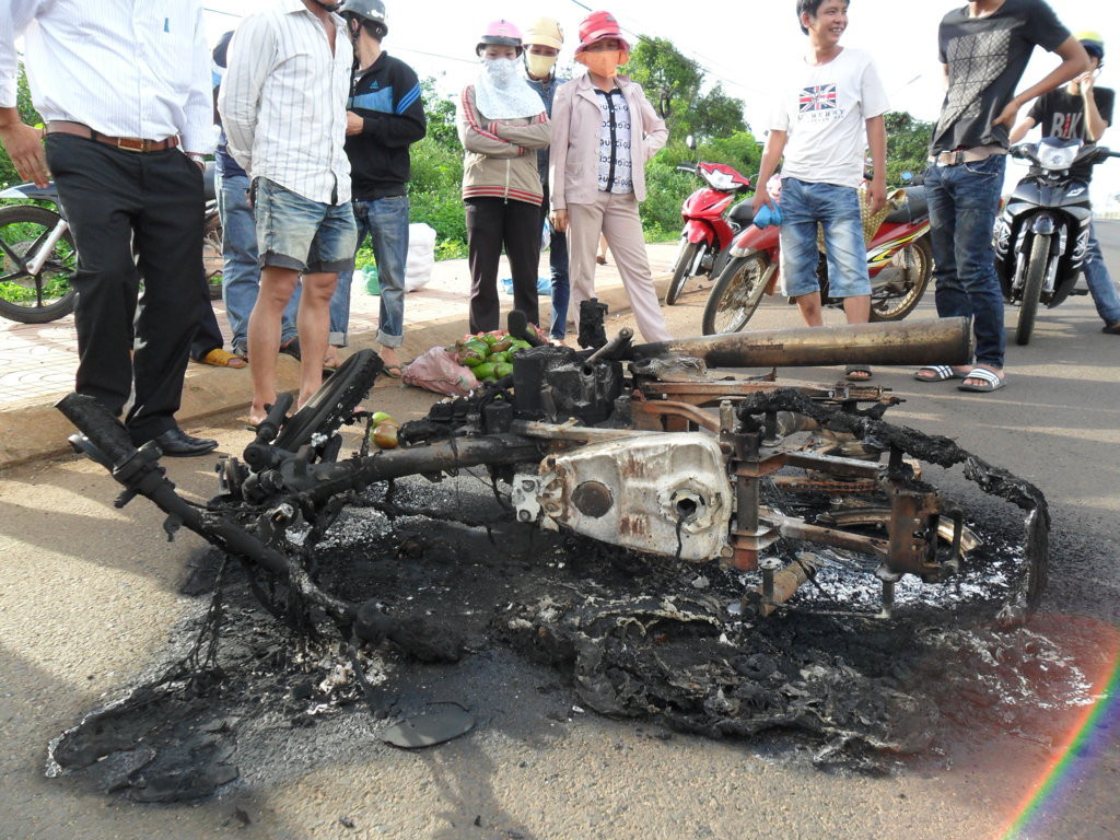 Chiếc xe bị bốc cháy hoàn toàn