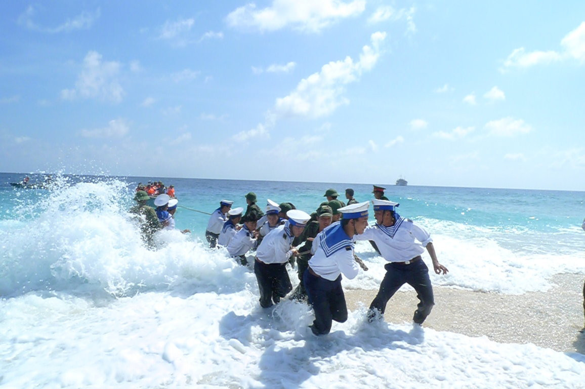 Kéo thuyền vào đảo An Bang (6/2011)