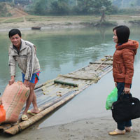 Hàng ngày đến trường, cô giáo Lâm phải mang thêm thức ăn và gạo