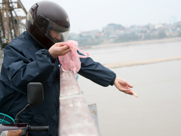 Sông Hồng, được nhiều người dân chọn để phóng sinh