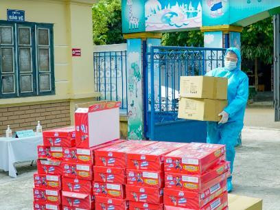 Trong dịp này, đã có 24.000 hộp sữa trái cây Hero của Vinamilk được gửi đến các em nhỏ