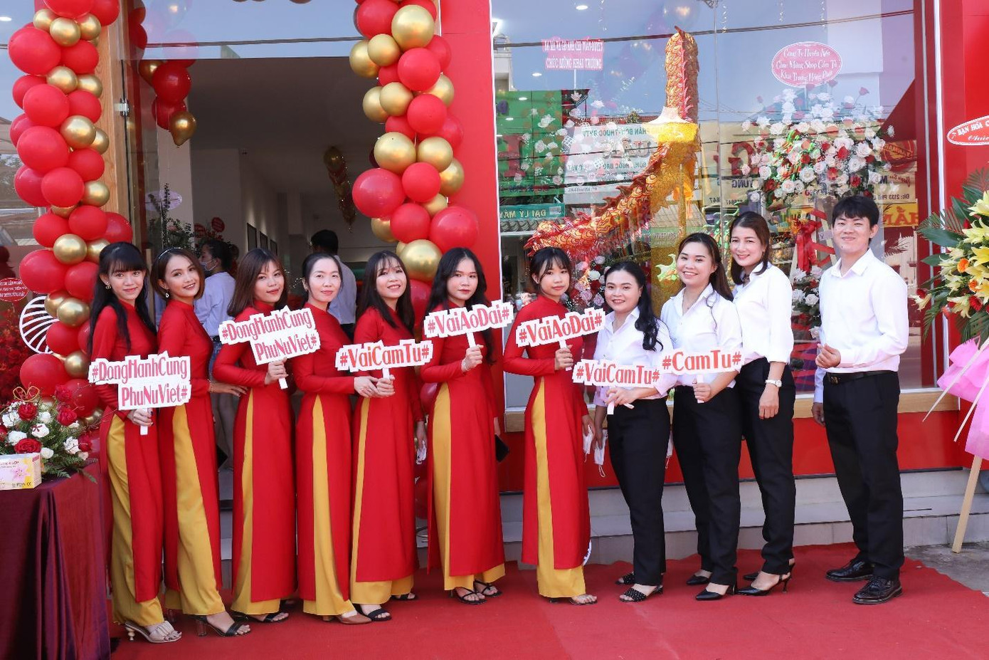 Đội ngũ nhân viên tại showroom