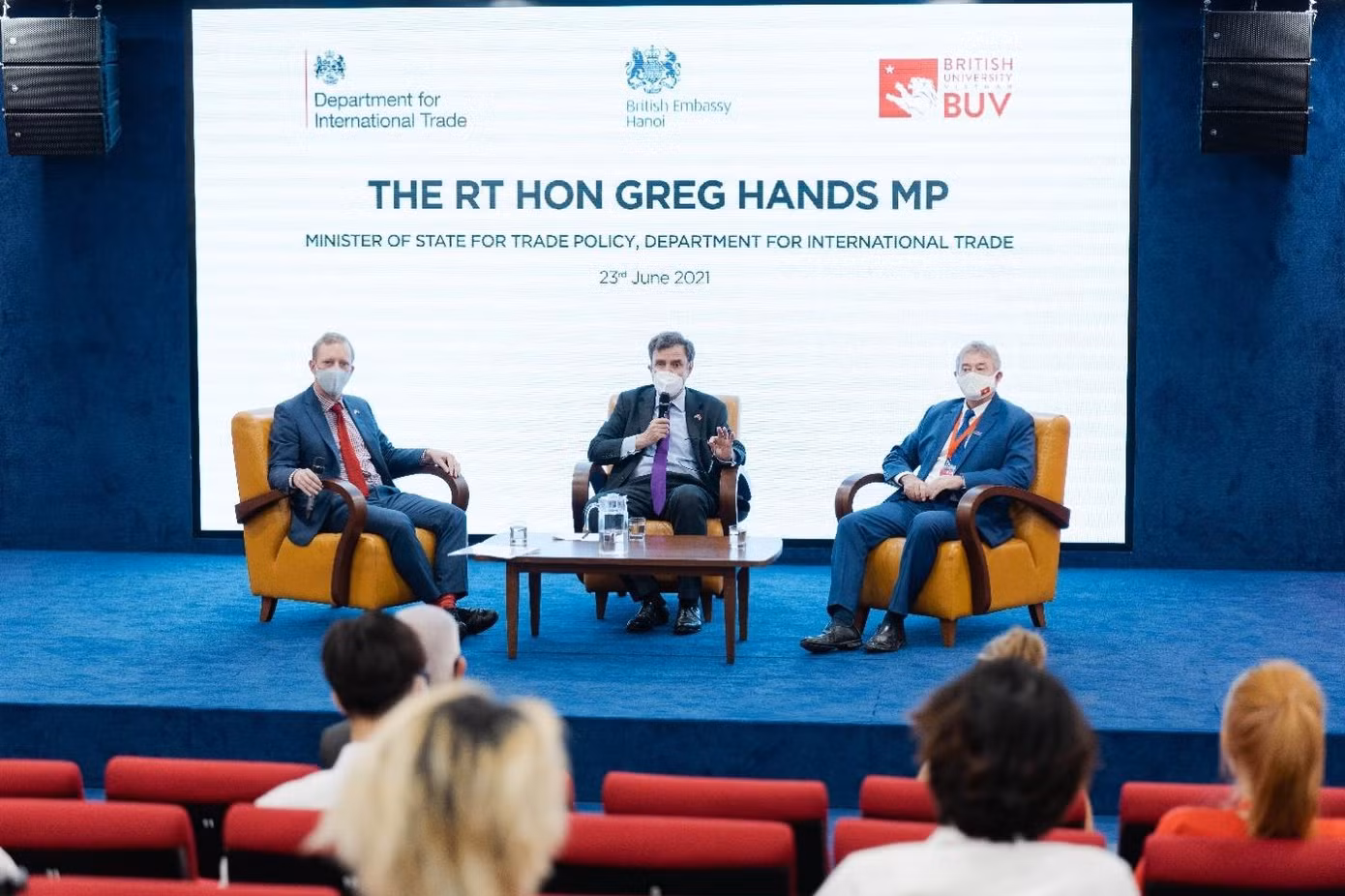 Quốc vụ Khanh Greg Hands và Đại sứ Gareth Ward đã có buổi trò chuyện, giao lưu cùng các sinh viên BUV tại giảng đường mới.