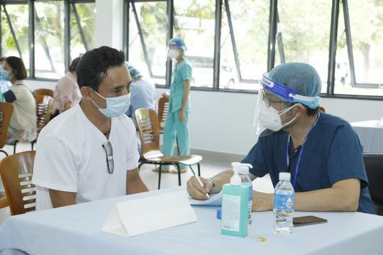 Người lao động được khám sàng lọc và tư vấn kỹ trước khi tiêm Ảnh SABECO