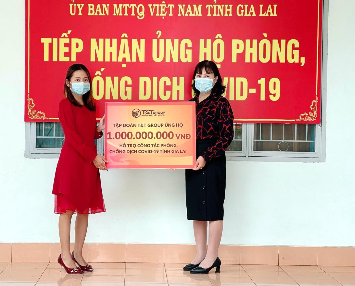 Đại diện Tập đoàn T&T Group trao hỗ trợ cho đại diện Uỷ ban MTTQ Việt Nam tỉnh Gia Lai Đại diện Tập đoàn T&T Group trao hỗ trợ cho đại diện Uỷ ban MTTQ Việt Nam tỉnh Gia Lai