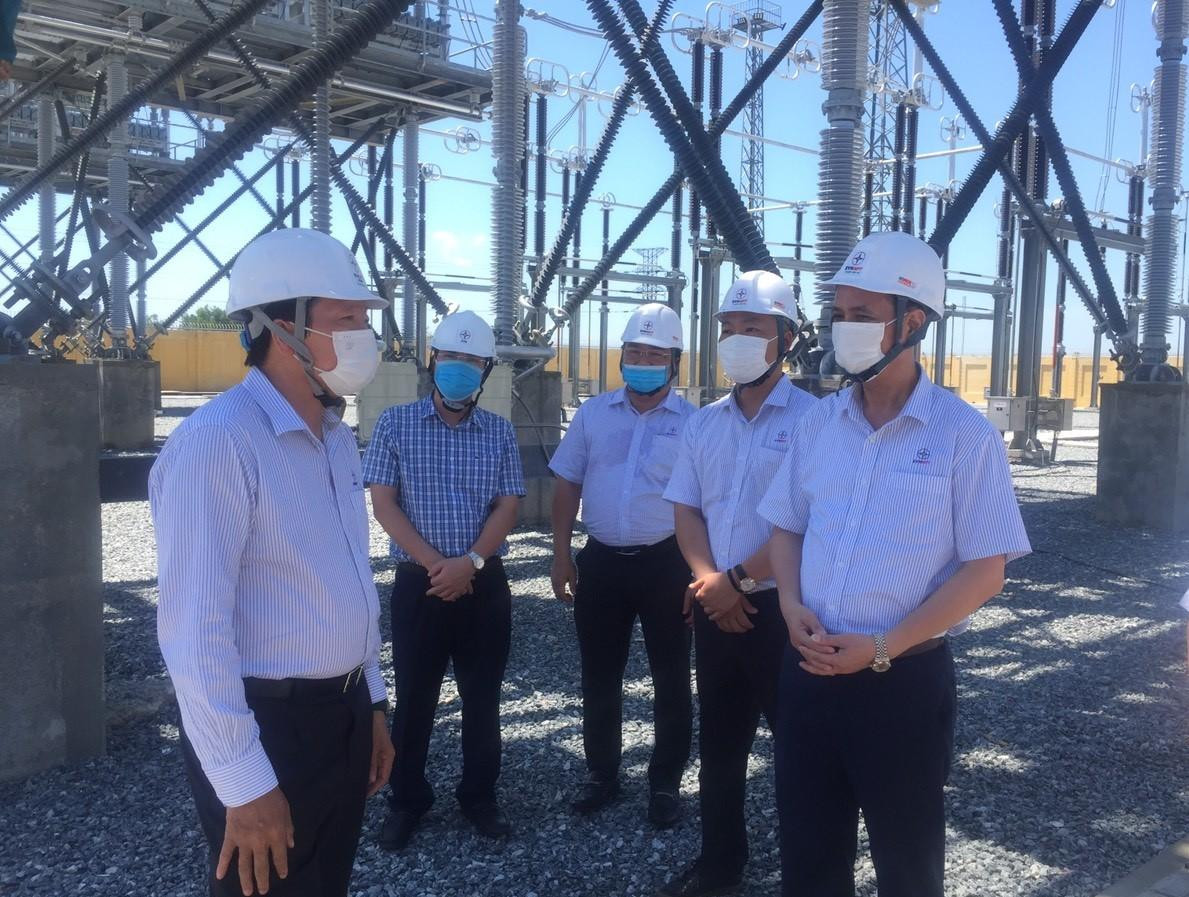 Ông Bùi Văn Kiên – PTGĐ EVNNPT kiểm tra công trình trước khi đóng điện Ông Bùi Văn Kiên – PTGĐ EVNNPT kiểm tra công trình trước khi đóng điện