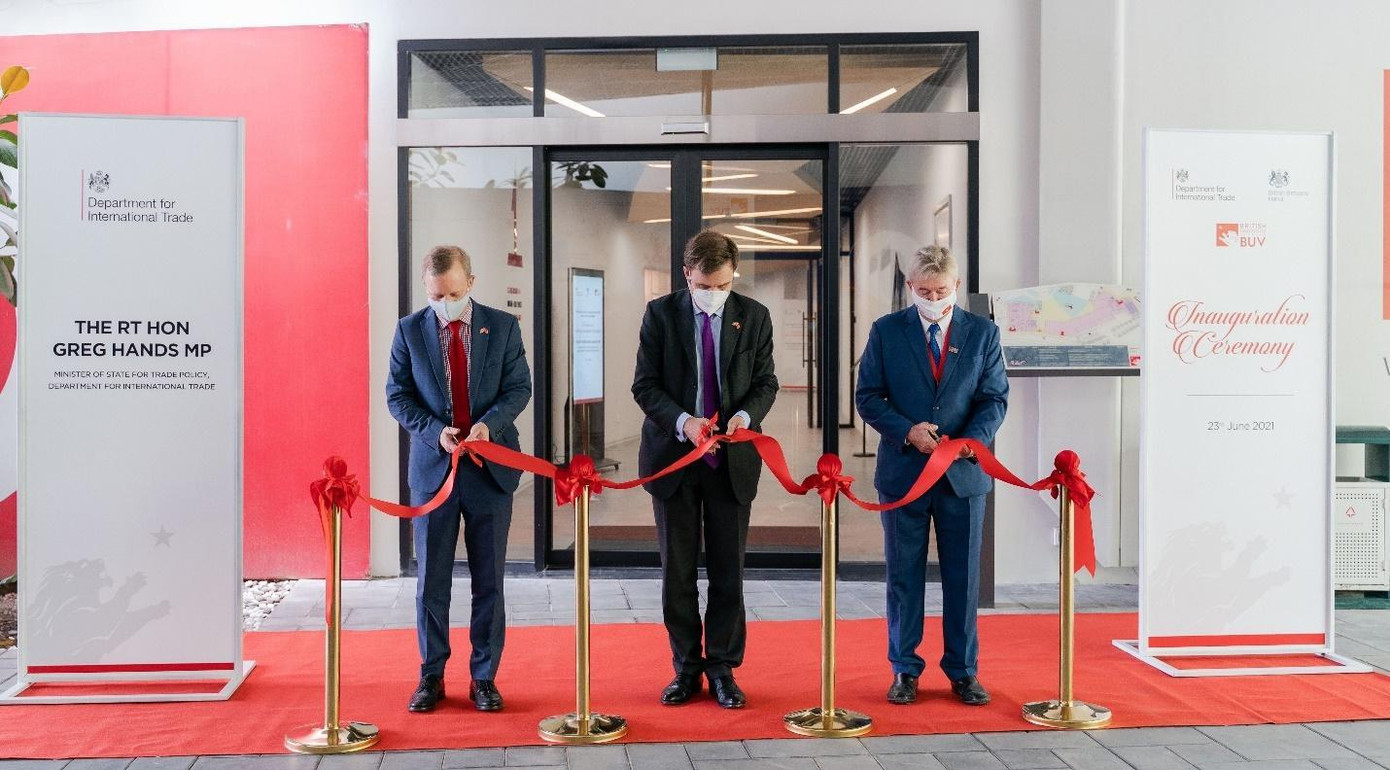 Ngài Quốc vụ Khanh (giữa), Đại sứ Anh (trái) và Hiệu trưởng BUV (phải) cắt băng khánh thành khuôn viên học tập mở rộng của BUV Ecopark campus