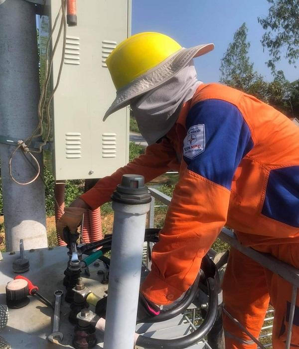 Công nhân PC Nghệ An thi công, đảm bảo cấp điện cho người dân