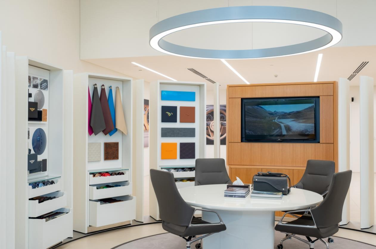 Khu vực xây dựng cấu hình xe, cá nhân hoá theo sở thích khách hàng tại showroom Bentley Hồ Chí Minh