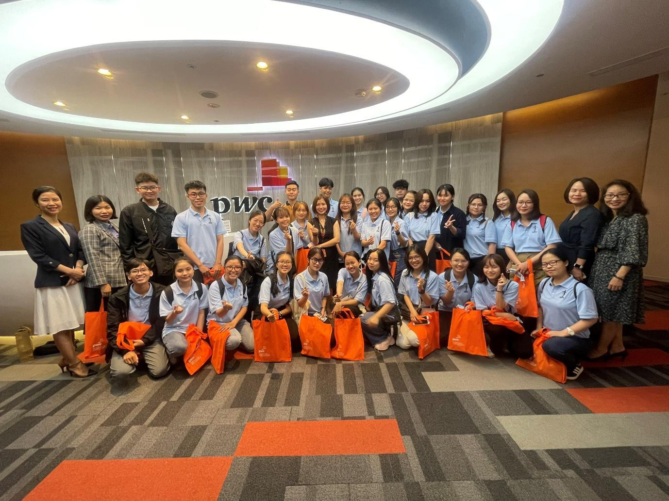 Sinh viên theo học chương trình tích hợp CFAB tham quan doanh nghiệp