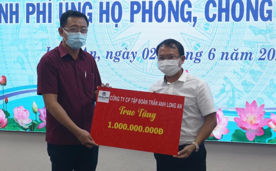 Ông Trần Đức Vinh – CT.HĐQT Trần Anh Group tại Lễ tiếp nhận nhận kinh phí ủng hộ phòng chống dịch Covid-19