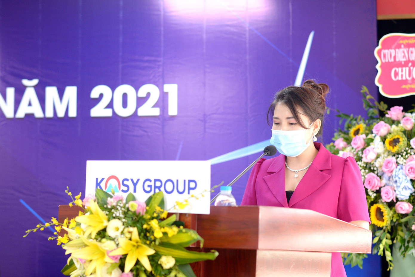 Bà Nguyễn Thị Hằng - Phó Chủ tịch HĐQT Công ty CP Kosy thay mặt HĐQT báo cáo hoạt động năm 2020 và kế hoạch năm 2021