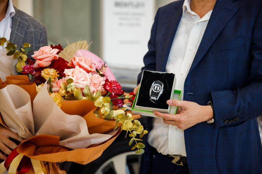 Chủ nhân của 2 siêu xe Bentley Flying Spur V8 First Edition đầu tiên tại Việt Nam là đại gia về ngành bất động sản và bánh kẹo có tiếng tại Việt Nam