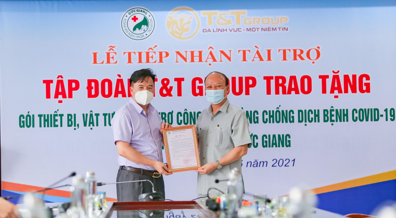 TS.BS Nguyễn Văn Thường, Giám đốc Bệnh viện đa khoa Đức Giang (bên trái) trao Thư cảm ơn cho ông Nguyễn Tất Thắng, Phó Tổng Giám đốc Tập đoàn T&amp;T Group (bên phải).