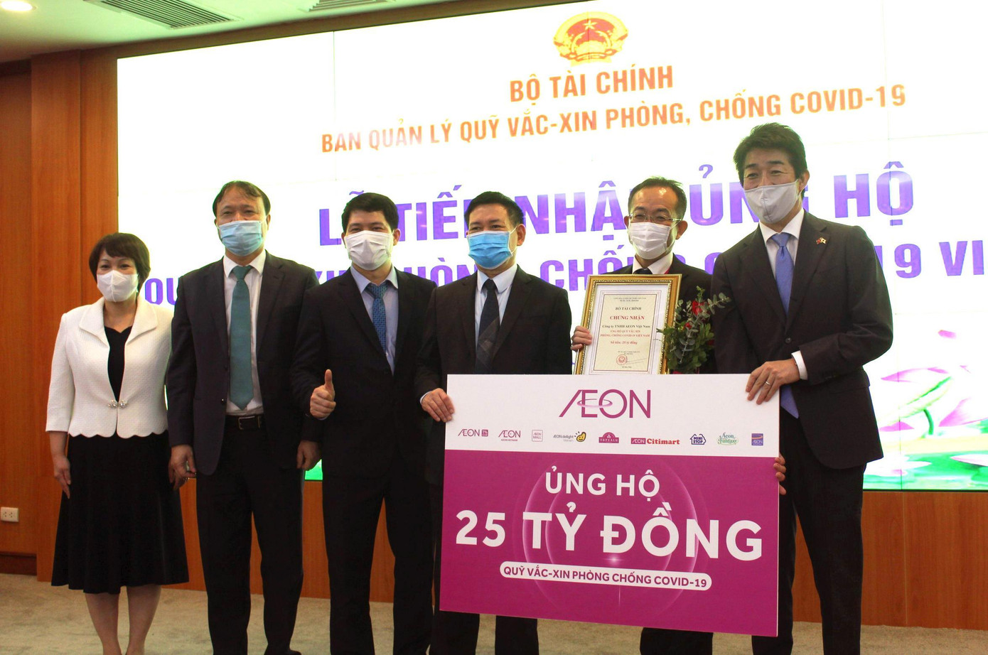 Đại diện Tập đoàn AEON tại Việt Nam trao 25 tỷ đồng đóng góp Quỹ vắc-xin phòng, chống Covid-19