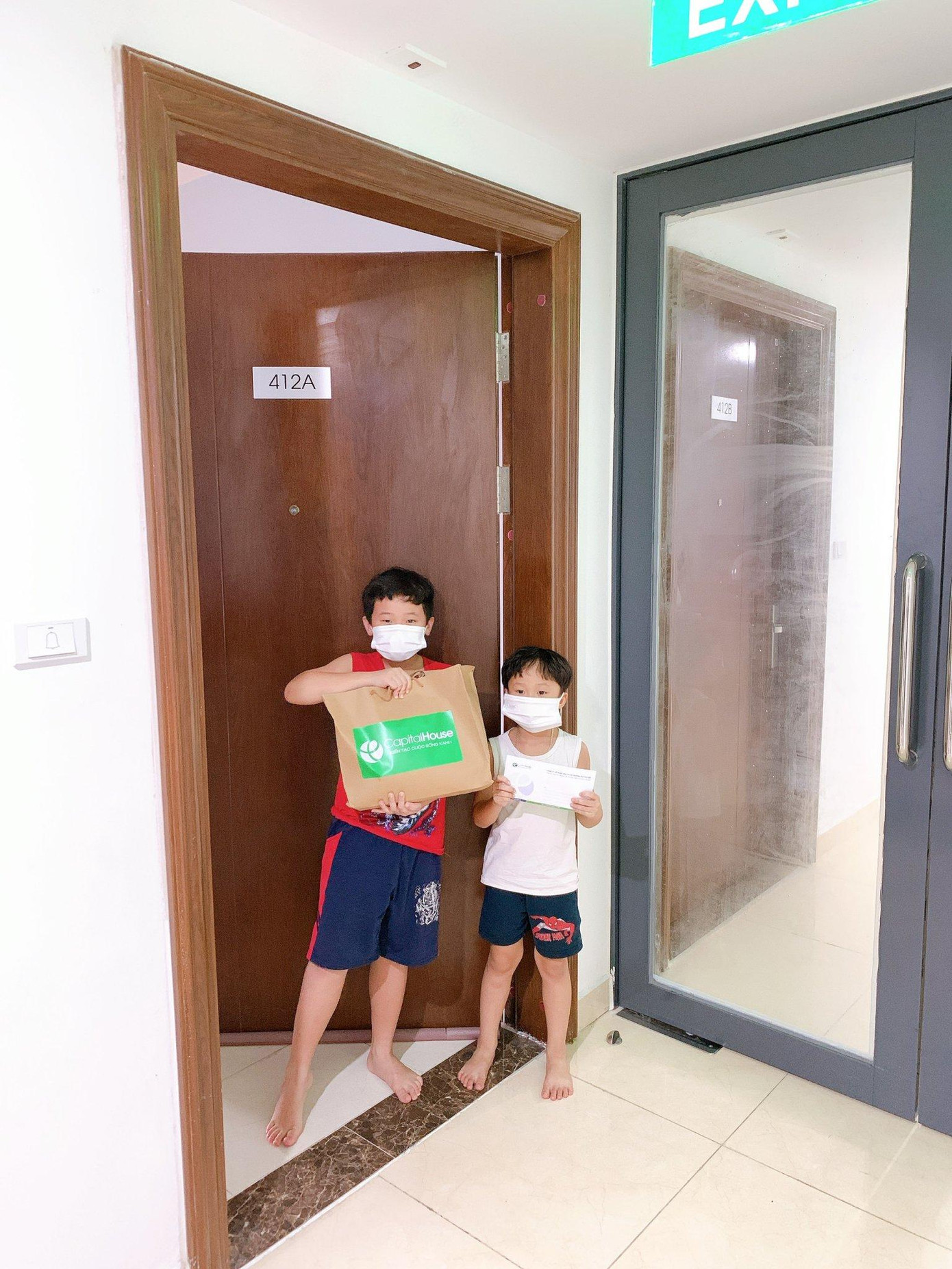 Capital House và ECL hi vọng rằng, món quà sẽ giúp đỡ được một phần thực phẩm cho các gia đình trong những ngày cách ly theo quy định.