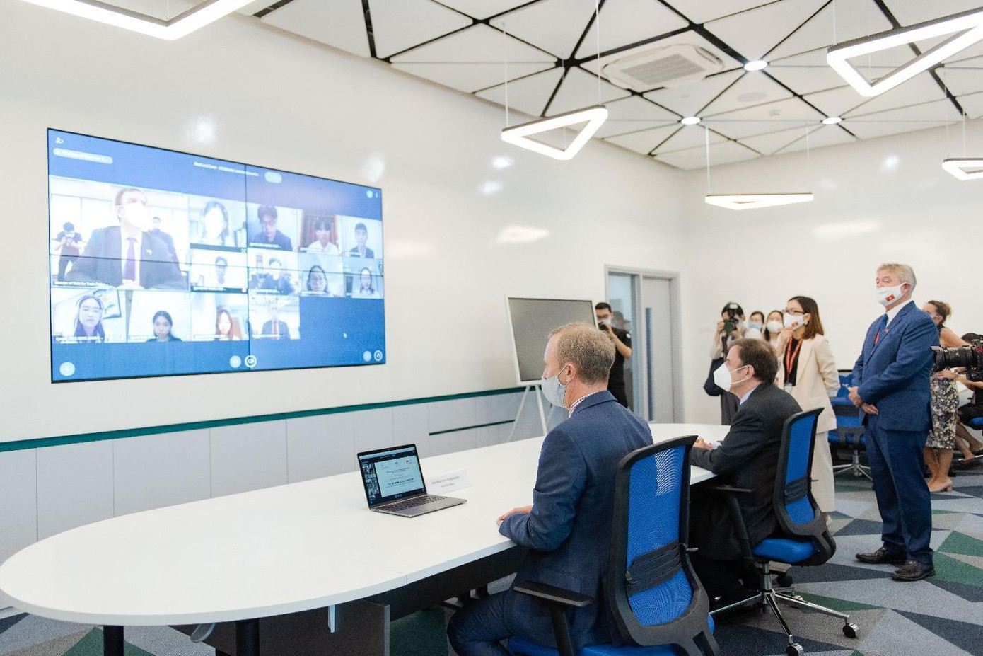 Các vị khách đã đến thăm các phòng học như: Phòng học công nghệ (Innovative Lab), Phòng ghi hình chuyển động (Motion Capture studio), Phòng thực hành dịch vụ nhà hàng (Learning Kitchen), Phòng máy tính (CGDP Lab), Phòng họp (Multipurpose Room) và giảng đường lớn.