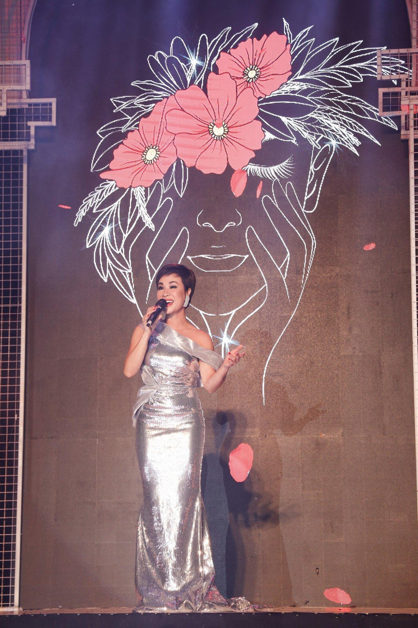 Ca sĩ Uyên Linh mang đến chương trình ba ca khúc: Người hát tình ca, Feeling Good, Giữa đại lộ Đông Tây. Ca sĩ Uyên Linh mang đến chương trình ba ca khúc: Người hát tình ca, Feeling Good, Giữa đại lộ Đông Tây.