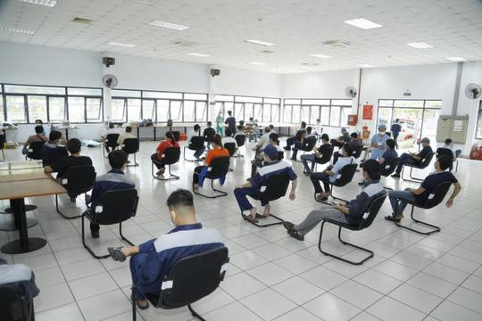 Công nhân được bố trí tiêm chủng theo quy tắc 1 chiều, có biển chỉ dẫn cụ thể, rõ ràngẢnh SABECO