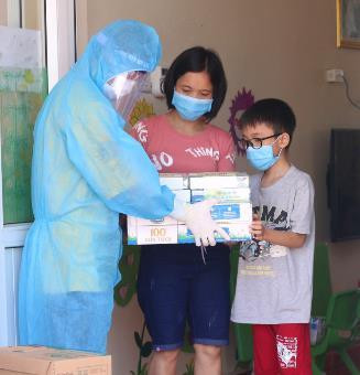 Các em nhỏ tại Trường Mầm non Vũ Thái (huyện Thuận Thành, tỉnh Bắc Ninh) nhận quà từ Vinamilk trong đợt hỗ trợ vào giữa tháng 5/2021