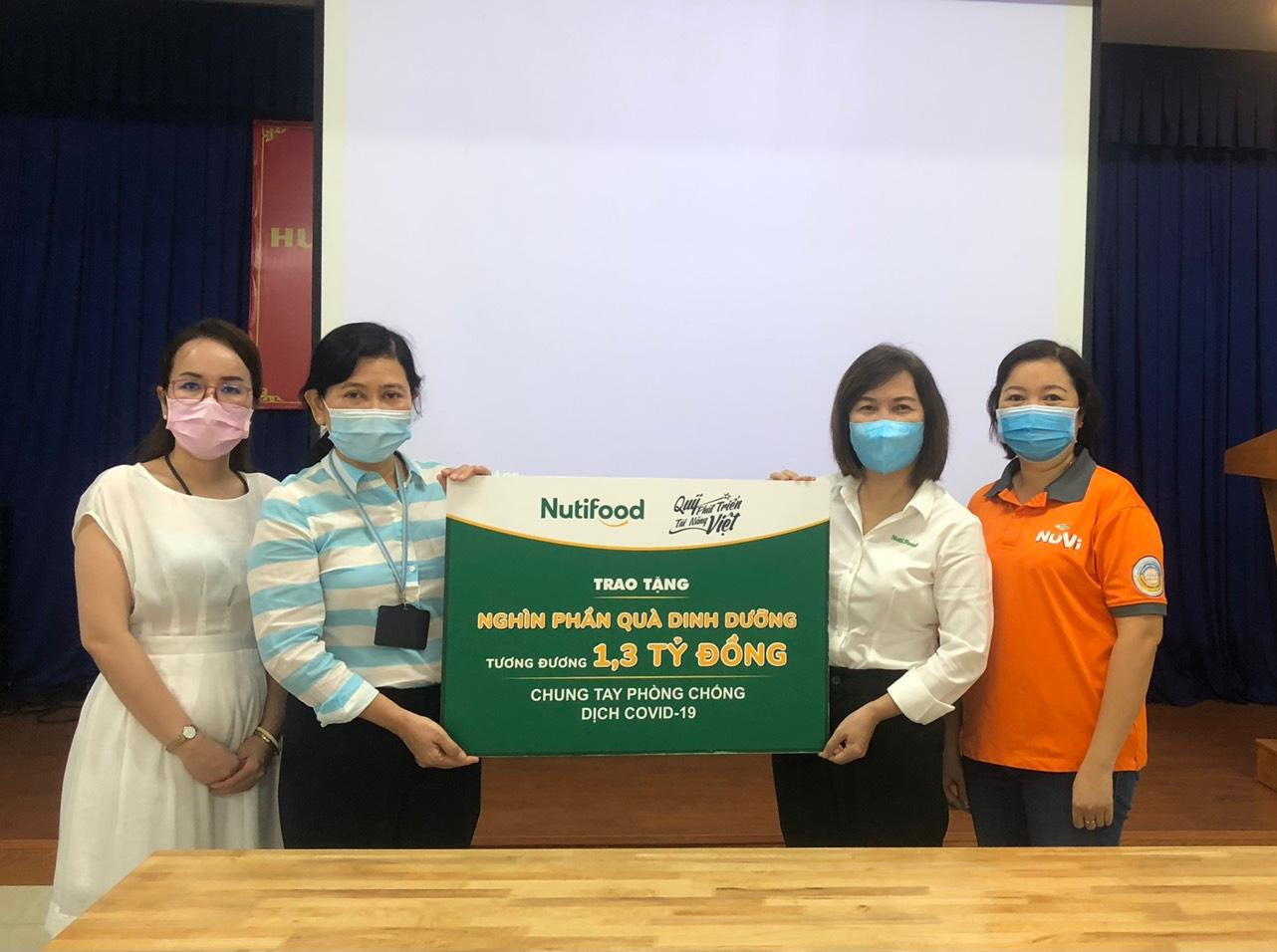 Đại diện lãnh đạo Sở Y tế TPHCM tiếp nhận các sản phẩm dinh dưỡng được Nutifood trao tặng Đại diện lãnh đạo Sở Y tế TPHCM tiếp nhận các sản phẩm dinh dưỡng được Nutifood trao tặng