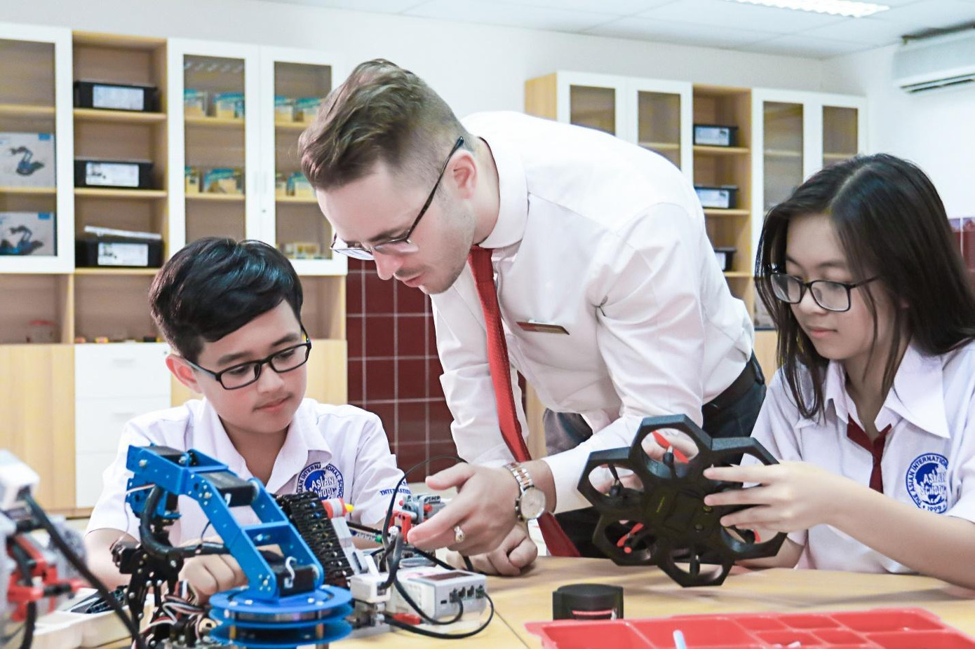 Trường Quốc tế Á Châu (Asian School) là trường phổ thông từ lớp 1 đến lớp 12, cung cấp điều kiện học tập, giảng dạy và chăm sóc như các trường phổ thông tại các nước phát triển.