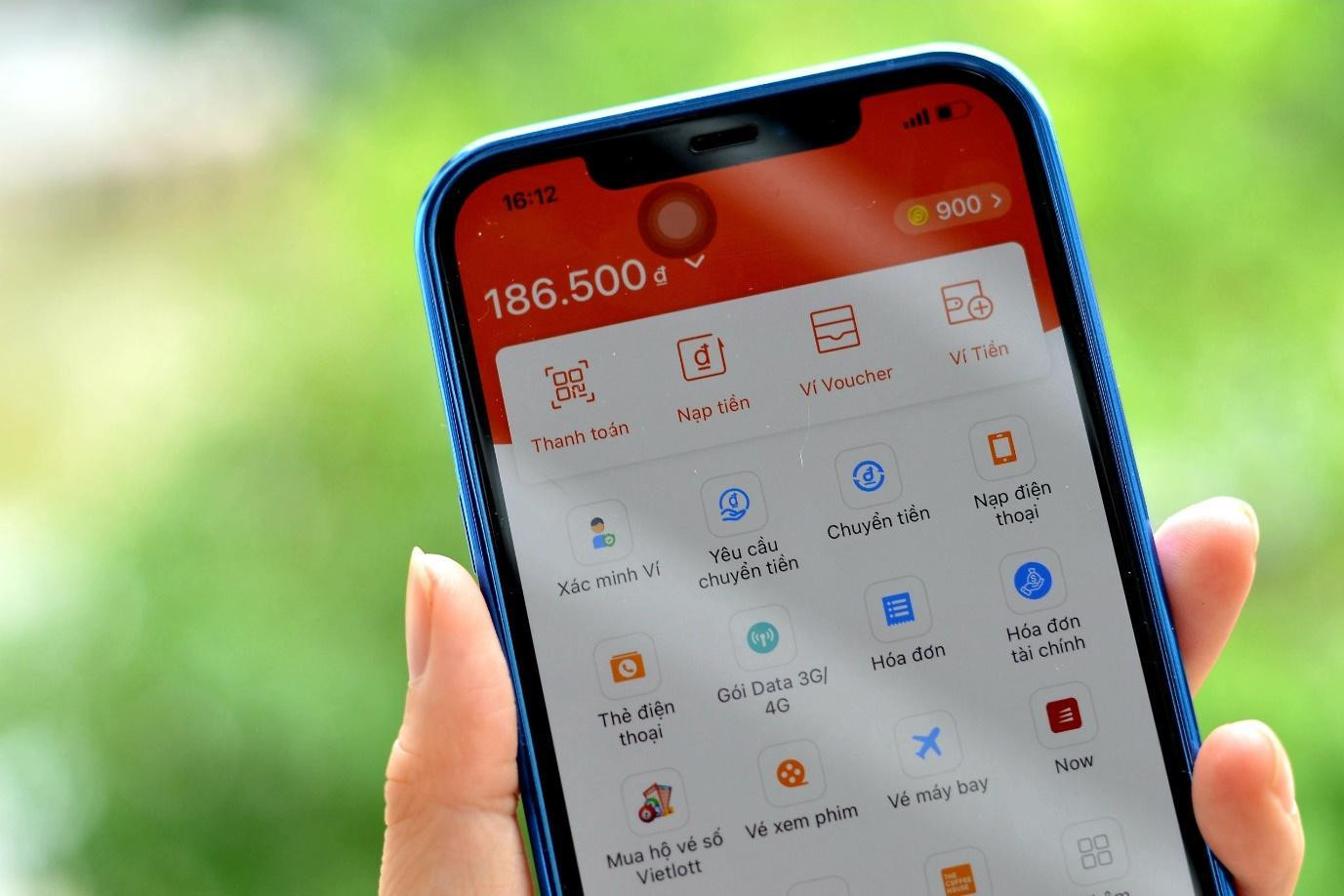 Mua sắm trực tuyến và thanh toán bằng ví điện tử đã trở thành một phần không thể thiếu trong nhịp sống hiện đại của nhiều người trẻ.