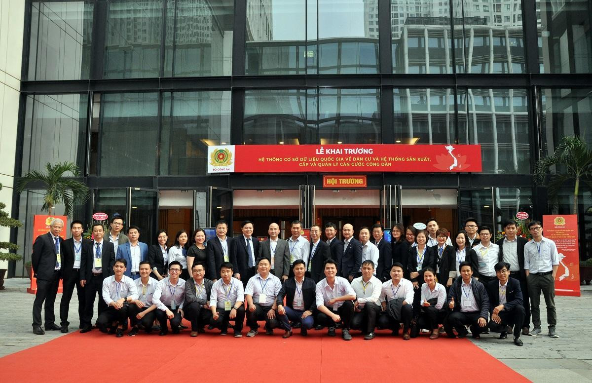 Một phần trong đội ngũ “chiến binh số” thầm lặng của VNPT đã góp sức vào thành công của chiến dịch “thần tốc” Một phần trong đội ngũ “chiến binh số” thầm lặng của VNPT đã góp sức vào thành công của chiến dịch “thần tốc”