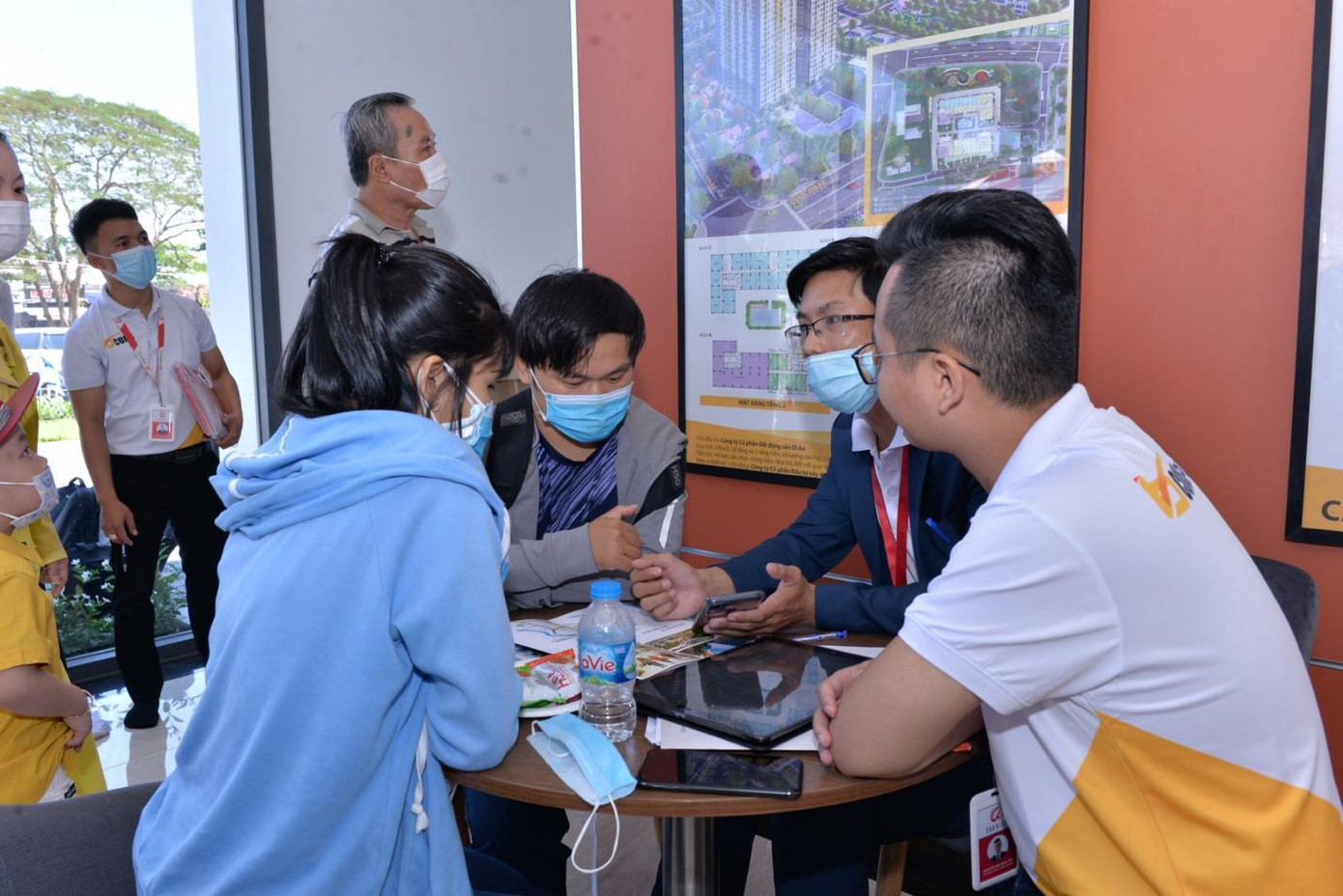 Khách hàng tìm hiểu dự án tại khu nhà mẫu căn hộ Bcons