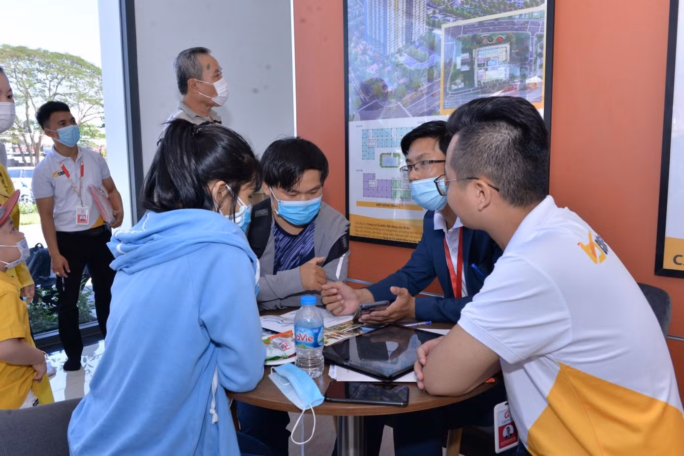 Khách hàng tìm hiểu dự án tại khu nhà mẫu căn hộ Bcons