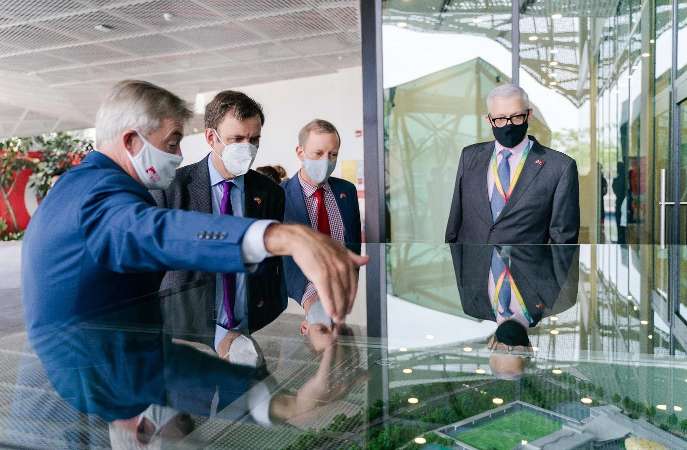 Ban lãnh đạo BUV tiếp đón và giới thiệu campus với Quốc vụ Khanh Greg Hands và Đại sứ Gareth Ward