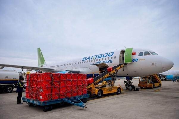 Năm 2020, Bamboo Airways đã vận chuyển miễn cước 100 tấn hàng hoá y tế, nhu yếu phẩm đến các điểm nóng về thiên tai tại Việt Nam Năm 2020, Bamboo Airways đã vận chuyển miễn cước 100 tấn hàng hoá y tế, nhu yếu phẩm đến các điểm nóng về thiên tai tại Việt Nam