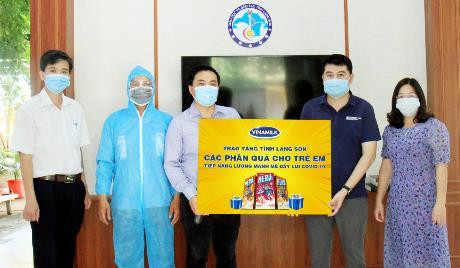 Vinamilk dành tặng 3000 phần quà 1/6 đến với các em nhỏ tại 7 tỉnh đang cách ly tập trung vì dịch bệnh
