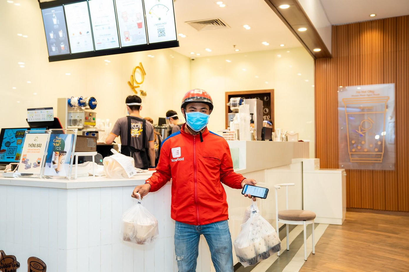 Dịch vụ giao hàng luôn “đắt khách” trong mùa dịch. Nhận hàng trong TTTM vừa mát mẻ, sạch sẽ lại quy củ, tiện lợi cho các shipper Dịch vụ giao hàng luôn “đắt khách” trong mùa dịch. Nhận hàng trong TTTM vừa mát mẻ, sạch sẽ lại quy củ, tiện lợi cho các shipper