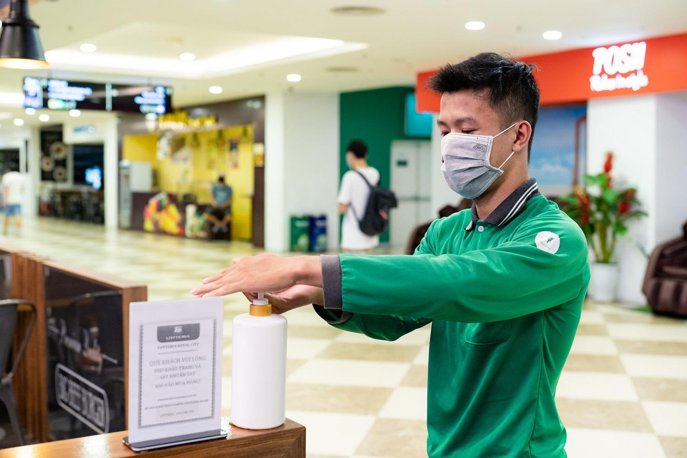 Đo thân nhiệt, rửa tay sát khuẩn là việc bắt buộc khi vào Vincom để được bảo vệ bằng 2 lớp an toàn Đo thân nhiệt, rửa tay sát khuẩn là việc bắt buộc khi vào Vincom để được bảo vệ bằng 2 lớp an toàn