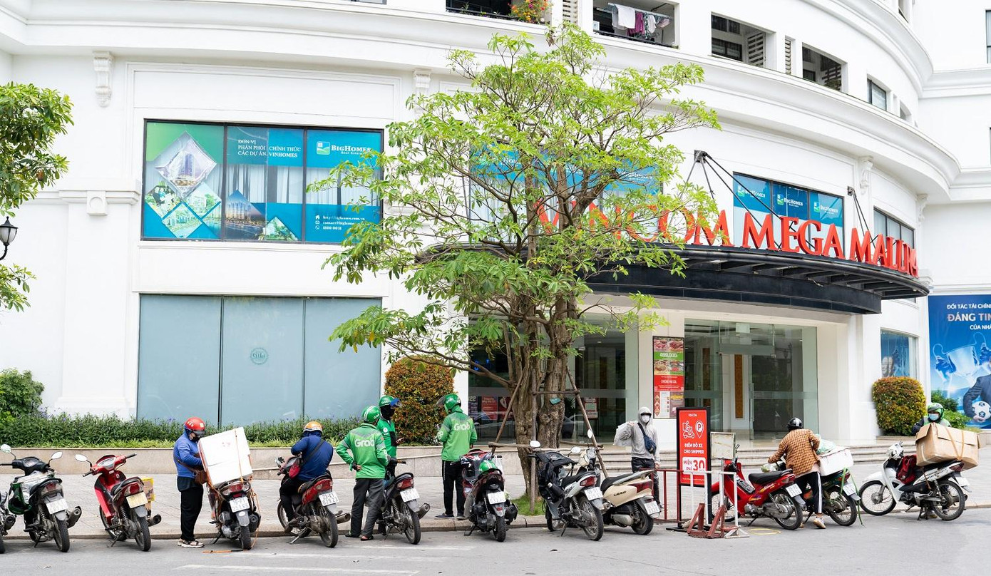 Vincom dành riêng một khu vực đỗ xe trên mặt đất dành cho shipper để ra, vào lấy đồ tại các cửa hàng bên trong TTTM nhanh hơn mà vẫn đảm bảo trật tự khu đô thị Vincom dành riêng một khu vực đỗ xe trên mặt đất dành cho shipper để ra, vào lấy đồ tại các cửa hàng bên trong TTTM nhanh hơn mà vẫn đảm bảo trật tự khu đô thị