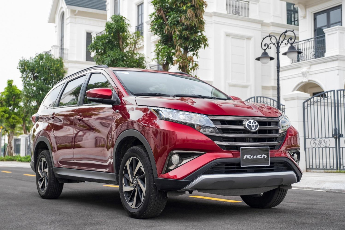 Mẫu SUV 7 chỗ của Toyota vừa nâng cấphệ thống giải trí vừa tặng khách hàng 1 năm bảo hiểm vật chất