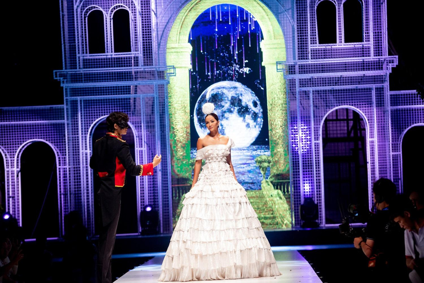 Mở màn với thiên tình sử Romeo và Juliet, H’Hen Niê hóa thân thành nàng Juliet thời hiện đại. Mở màn với thiên tình sử Romeo và Juliet, H’Hen Niê hóa thân thành nàng Juliet thời hiện đại.