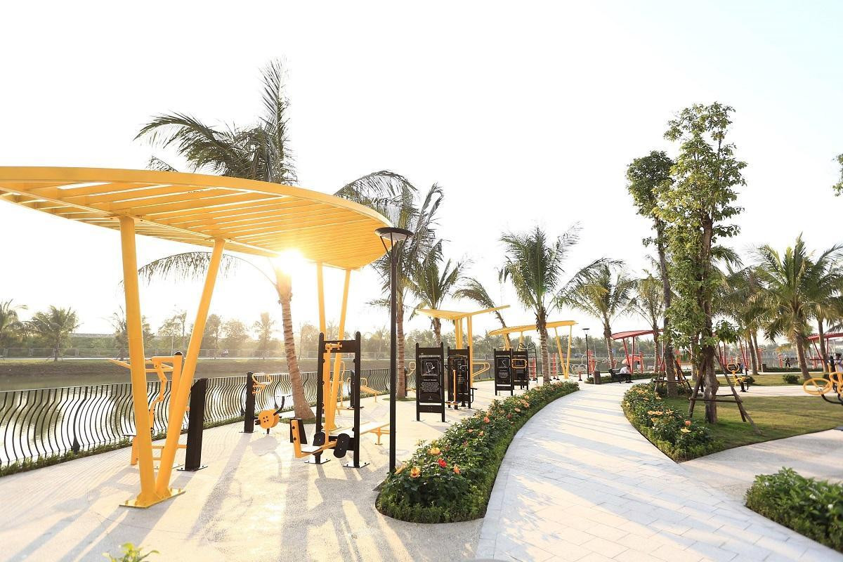 Công viên Gym ngoài trời với hàng trăm máy tập nhập khẩu châu Âu mang tới trải nghiệm tập luyện khác biệt nhờ không khí khoáng đạt từ hồ San Hô thổi vào